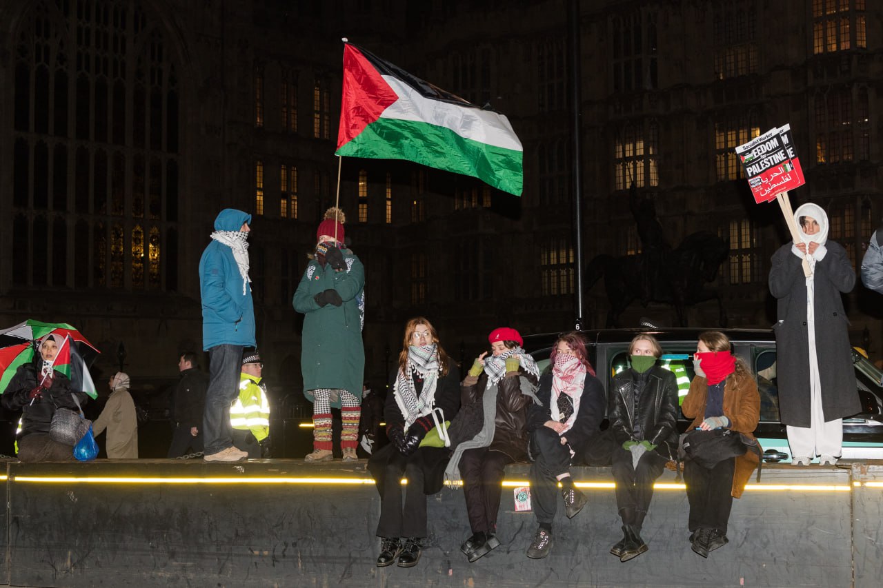 تجمع مقابل پارلمان انگلیس در اعتراض به حمایت از اسرائیل (4)