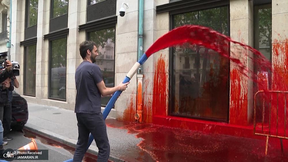 کنشگران فرانسوی برای اعتراض رنگ سرخ پاشیدند