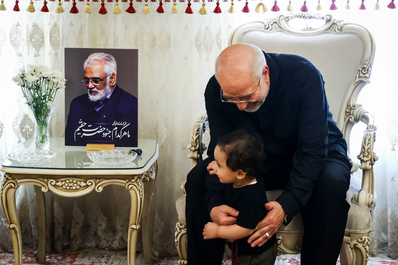 حضور قالیباف در منزل شهید طهرانچی (7)