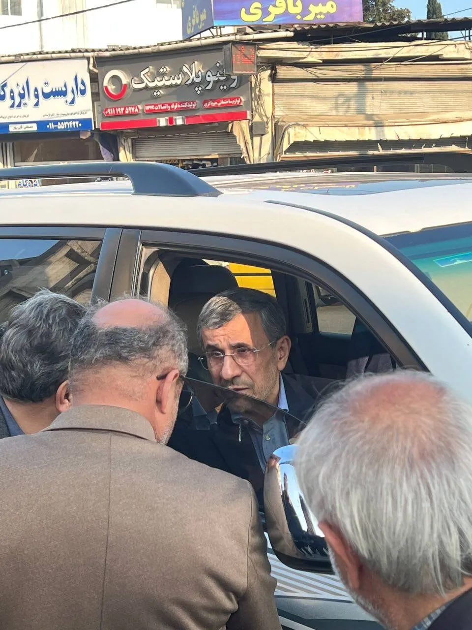 احمدی‌نژاد در مراسم ختم خواهر مشایی (4)