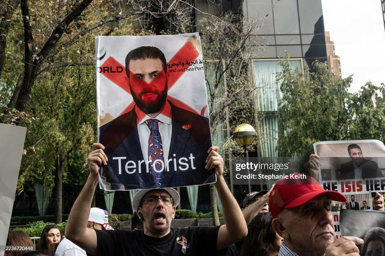 تجمع مخالفان جولانی در نیویورک در جایی که او سخنرانی دارد (2)