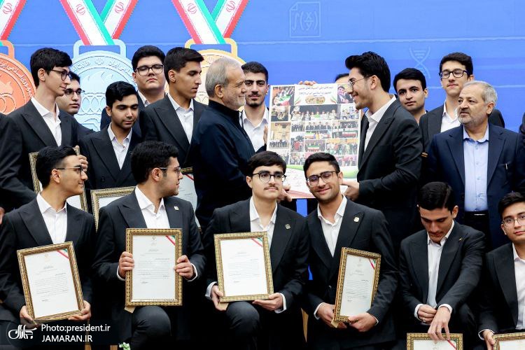 تجلیل پزشکیان از مدال آوران المپیاد (1)
