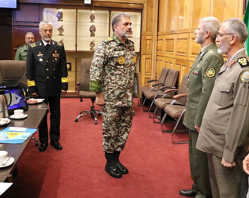 فرمانده قرارگاه مشترک پدافند هوایی خاتم الانبیاء(ص) کشور و نیروی پدافند هوایی ارتش و فرمانده نیروی هوایی ارتش منصوب شدند. (3)