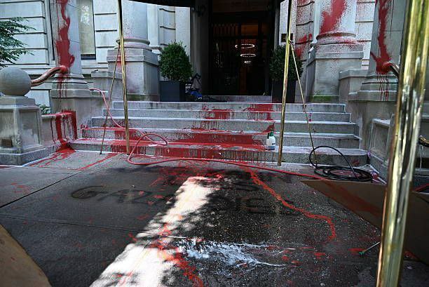 اعتراض مقابل منزل سردبیر نیویورک تایمز (3)