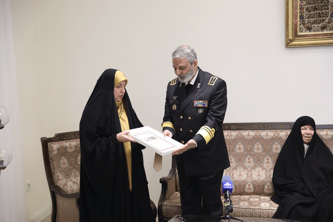 اعطای درجۀ سپهبدی شهید باقری به خانوادۀ ایشان