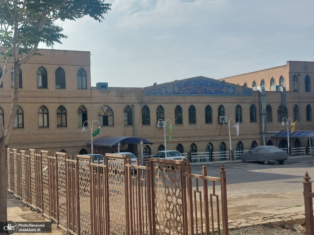 مدرسه علوم دینی که در عرصه مسجد جامع قرار دارد