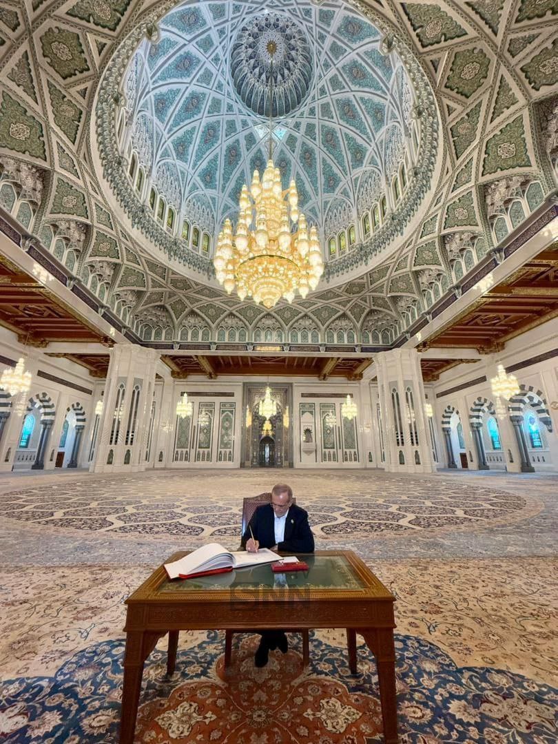 دست نوشته رئیس جمهور در دفتر یادبود مسجد سلطان قابوس