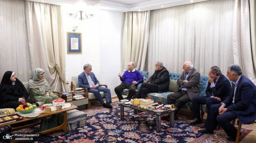 حضور رئیس‌جمهور پزشکیان در منزل استاد علی نصیریان (2)