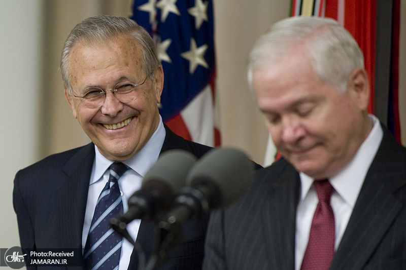 800px-Donald_Rumsfeld_shares_a_laugh_with_Robert_Gates