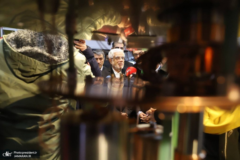 بازدید عارف از نمایشگاه ایران 3