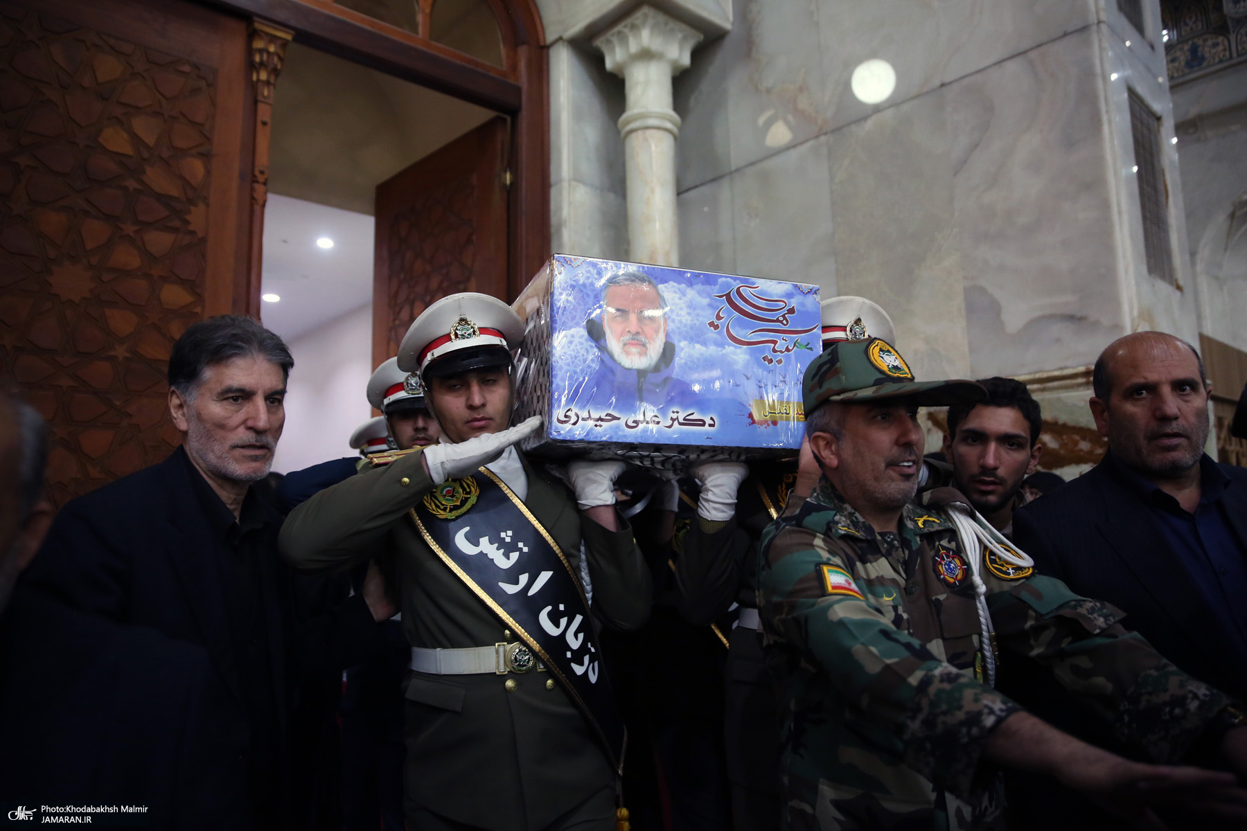 اقامه نمازسید حسن خمینی بر پیکر شهید حیدری در حرم مطهر امام خمینی (س)