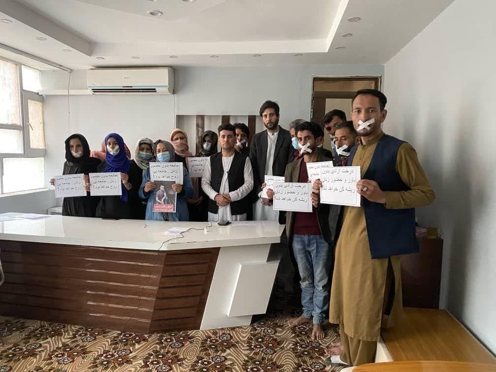 اعتراض خبرنگاران در کابل نسبت به وضعیت موجود کاری و آزادی بیان در افغانستان