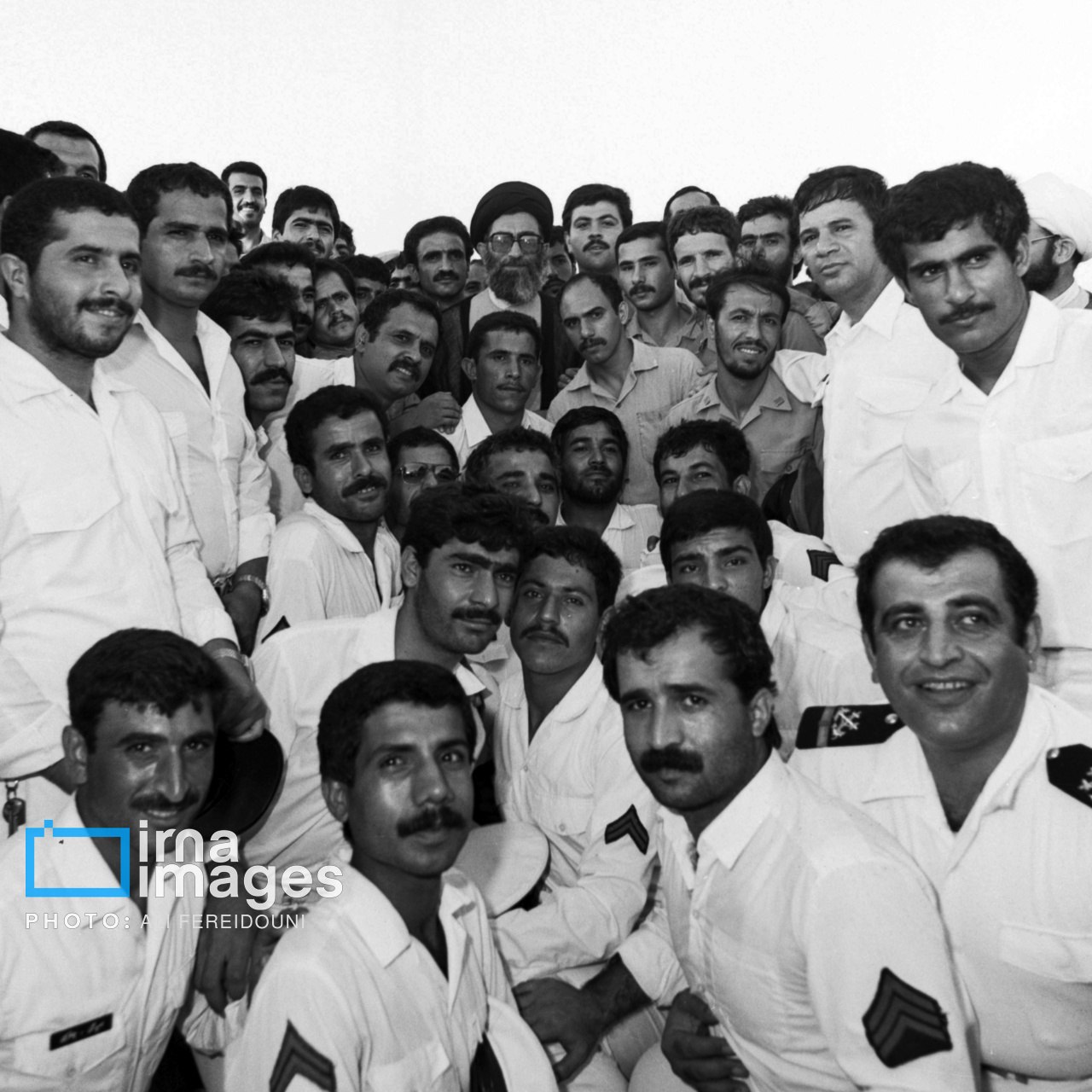 تصاویر کمتر دیده شده از حضور شهید آیتالله العظمی خامنهای در مانور دریایی تنگه هرمز (3)