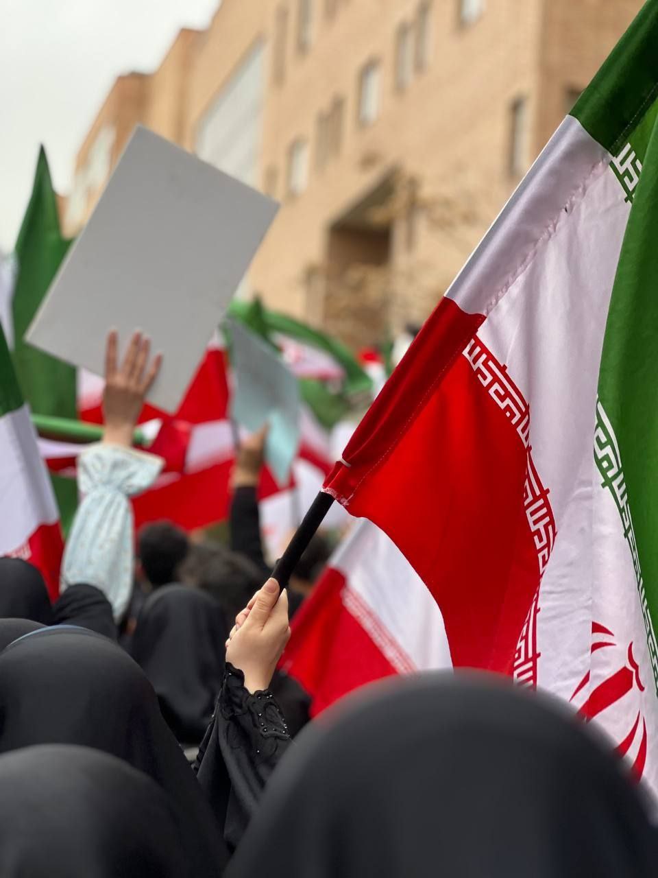 راهپیمایی دانشجویان شهید بهشتی در اعتراض به اهانت به پرچم ایران 2