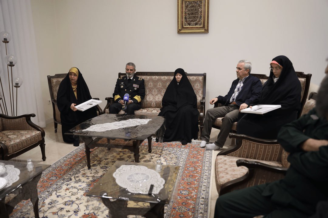 اعطای درجۀ سپهبدی شهید باقری به خانوادۀ ایشان 3