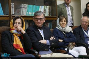 دیدار  گردشگران آلمانی و اتریشی با حجت الاسلام والمسلمین دکتر مقدم 