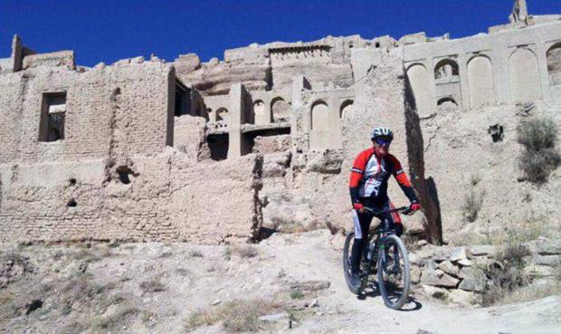 واکنش میراث فرهنگی به حرکت نمایشی گروه دوچرخه سوار در آثار تاریخی ایزدخواست فارس