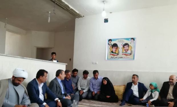 استاندار بوشهر با خانواده سرداران شهید توپال در شهر بادوله دیدار کرد