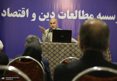 فرشاد مومنی: گره زدن آینده اقتصاد به وعده‌های ارزی، تکرار یک خطای تاریخی است/ اقتصاد ایران با راه‌حل‌های ساده نجات پیدا نمی‌کند/کارخانه‌ها با یک‌پنجم ظرفیت کار می‌کنند، اما واردات آزاد می‌شود!