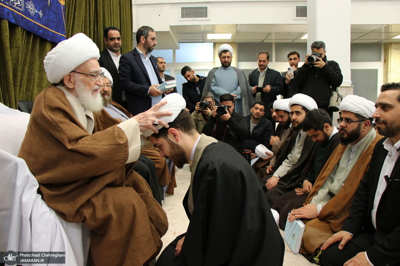 عمامه گذاری طلاب در روز عید مبعث توسط مراجع عظام تقلید‎‎