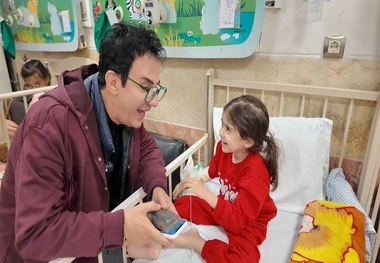 دیدار عموپورنگ با کودکان بیمار و مجروح در جنگ + عکس