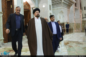 اقامه نماز مغرب و عشا توسط سید حسن خمینی در اولین پنجشنبه سال 1396