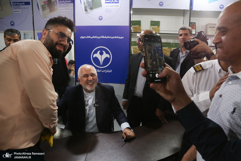 مراسم چاپ هفتم خاطرات ۸ساله محمدجواد ظریف