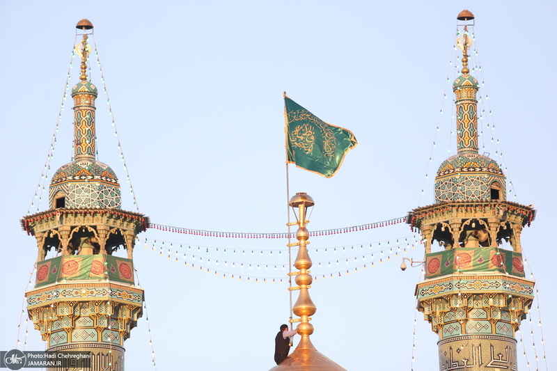 آیین تعویض پرچم گنبد حرم حضرت معصومه(س) و آغاز دهه کرامت