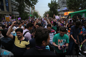 شادی مردم تهران پس از اعلام نتایج انتخابات ۲۹ اردیبهشت 