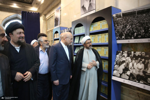 بازدید رئیس مجلس از نمایشگاه عکس امام خمینی
