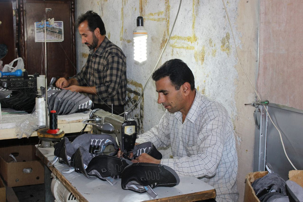 اینجا جوانان، کفش جفت می‌کنند