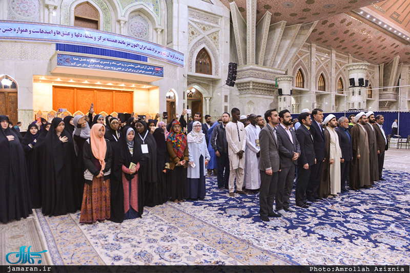 ادای احترام شرکت کنندگان در  مسابقات بین المللی قرآن کریم  به مقام شامخ حضرت امام خمینی(س)