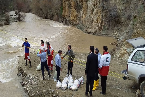 مواد غذایی در روستای سیل زده میاندوآب توزیع شد