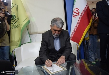  Cultural minister visits stall displaying Imam Khomeini's works at book exhibition