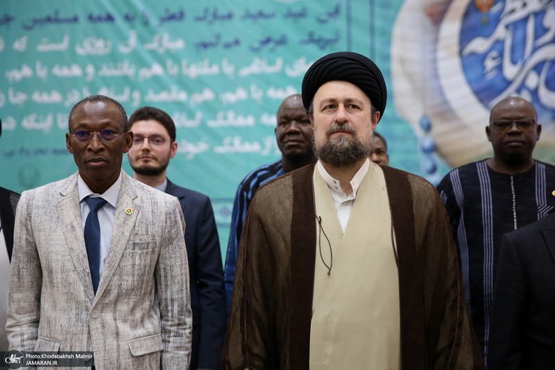 ادای احترام نخست وزیر بورکینافاسو و هیأت همراه نسبت به مقام شامخ بنیان‌گذار جمهوری اسلامی ایران