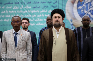 ادای احترام نخست وزیر بورکینافاسو و هیأت همراه نسبت به مقام شامخ بنیان‌گذار جمهوری اسلامی ایران