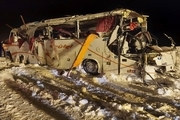 سقوط اتوبوس فوتبالیست ها در جاده کرج - چالوس؛ یک نفر فوت کرد+ عکس و ویدیو