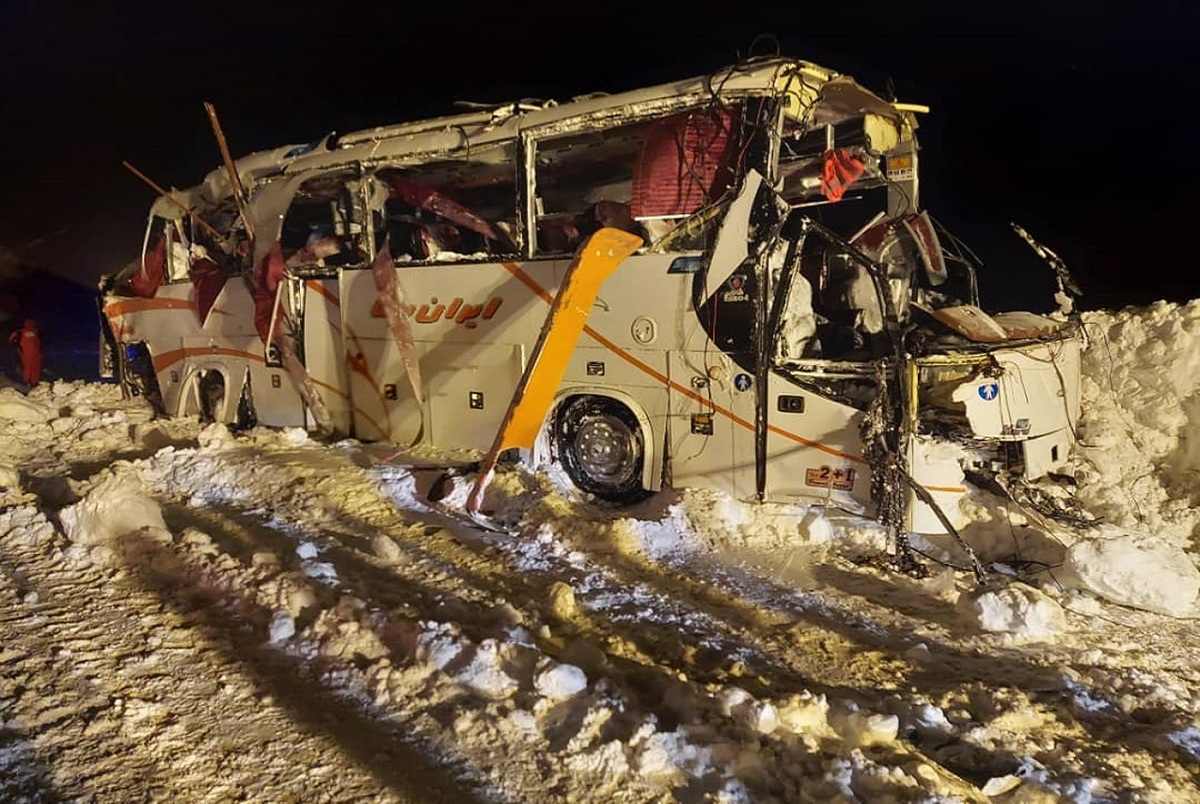 سقوط اتوبوس فوتبالیست ها در جاده کرج - چالوس؛ یک نفر فوت کرد+ عکس و ویدیو