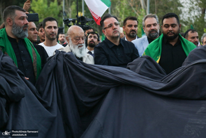 مراسم اهتزاز بزرگترين پرچم عزاداری در تهران