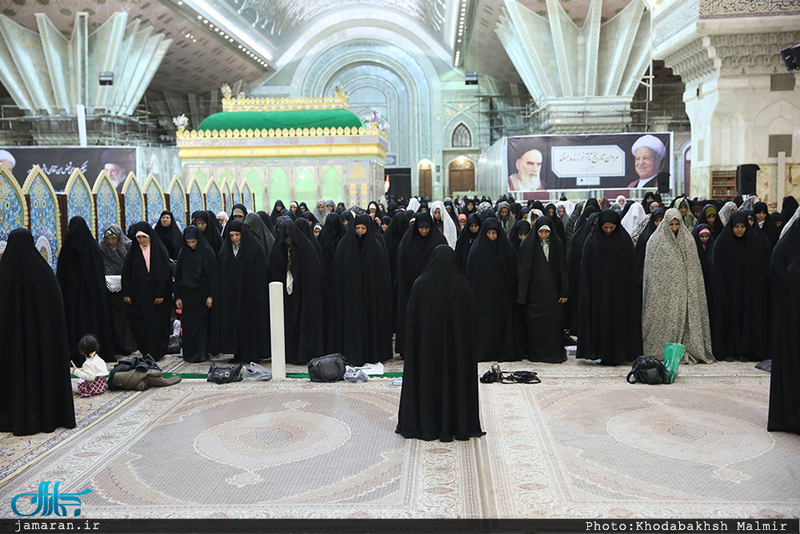 اقامه نماز مغرب و عشا توسط سید حسن خمینی در اولین پنجشنبه سال 1396