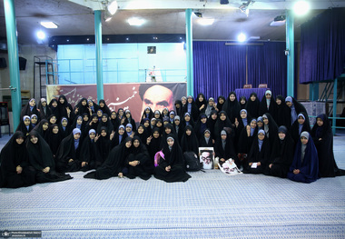  بازدید جمعی از دانش آموزان از بیت امام خمینی (س) در جماران 