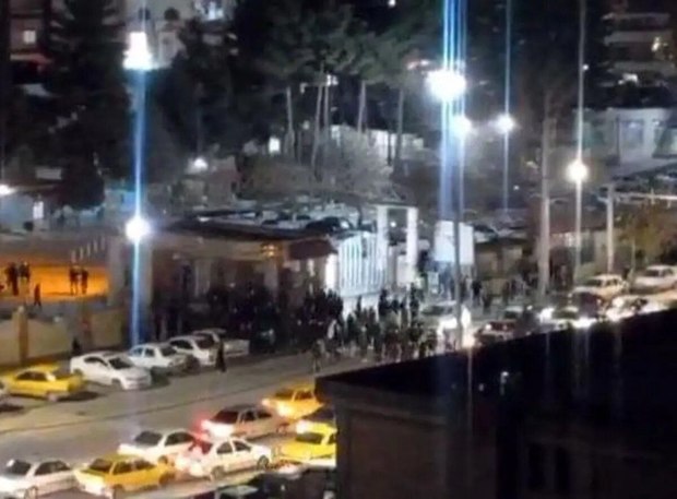 روایت شاهدان عینی از حوادث بیمارستان امام خمینی ایلام و گفت‌وگو با نماینده ایلام و رئیس روابط عمومی وزارت بهداشت/فریدون همتی: مردم مطمئن باشند که ما در مجلس و رئیس‌جمهور با دستور اخیر خود، پیگیر حقوق آنها هستیم و بر روند پیگیری این رسیدگی‌ها نظارت می‌کنیم