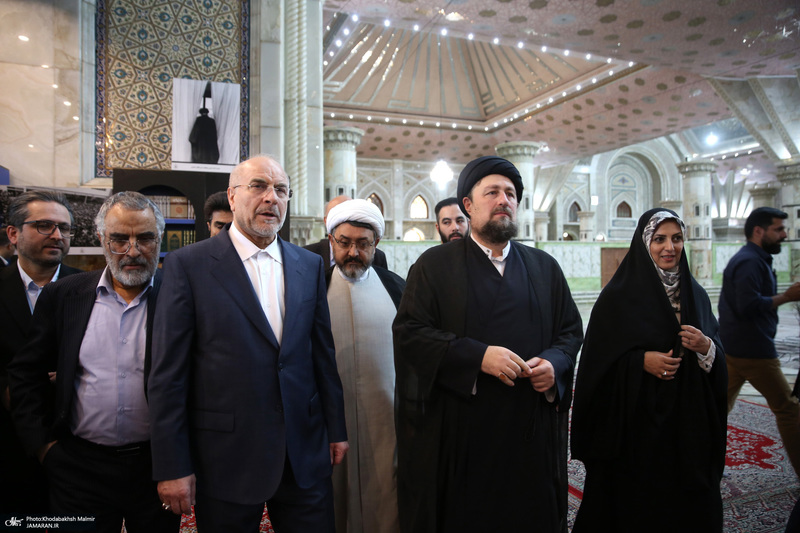 بازدید رئیس مجلس از نمایشگاه عکس امام خمینی
