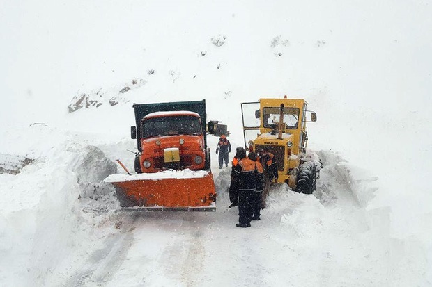 برف و کولاک راه ارتباطی 15 روستای میاندوآب را بست