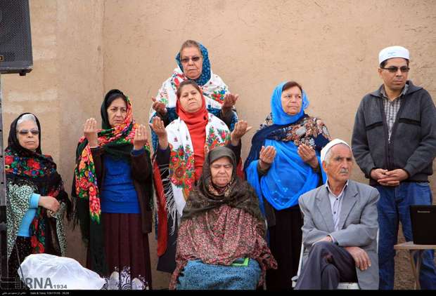 زرتشتیان یزد برای &quot;سلامتی ایران&quot;، آیین نیایش برگزار می‌کنند