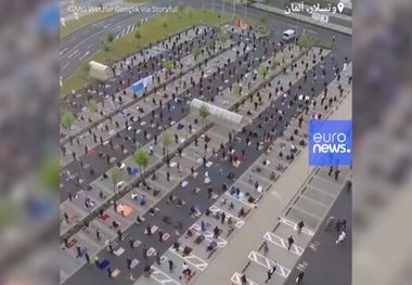 برپایی نماز عید فطر در پارکینگ فروشگاه