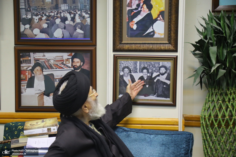 مراسم اهدای نسخه‌های خطی کتابخانه مرحوم آیت الله شاه آبادی به کتابخانه مرحوم آیت الله العظمی مرعشی نجفی