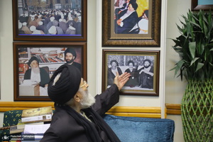 مراسم اهدای نسخه‌های خطی کتابخانه مرحوم آیت الله شاه آبادی به کتابخانه مرحوم آیت الله العظمی مرعشی نجفی