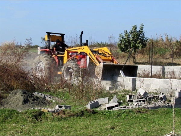 تخریب یک بنای غیر قانونی در اراضی کشاورزی شهرستان البرز