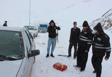 پلیس راه استان  اردبیل: از تردد خودورهای فاقد زنجیر چرخ در جاده خلخال به اسالم جلوگیری می‌شود